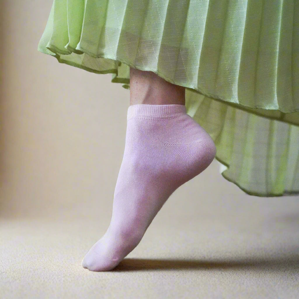 Candy pink lyocell ankle socks worn with white sneakers and off-white pants – Klue sustainable fashion detail photo.