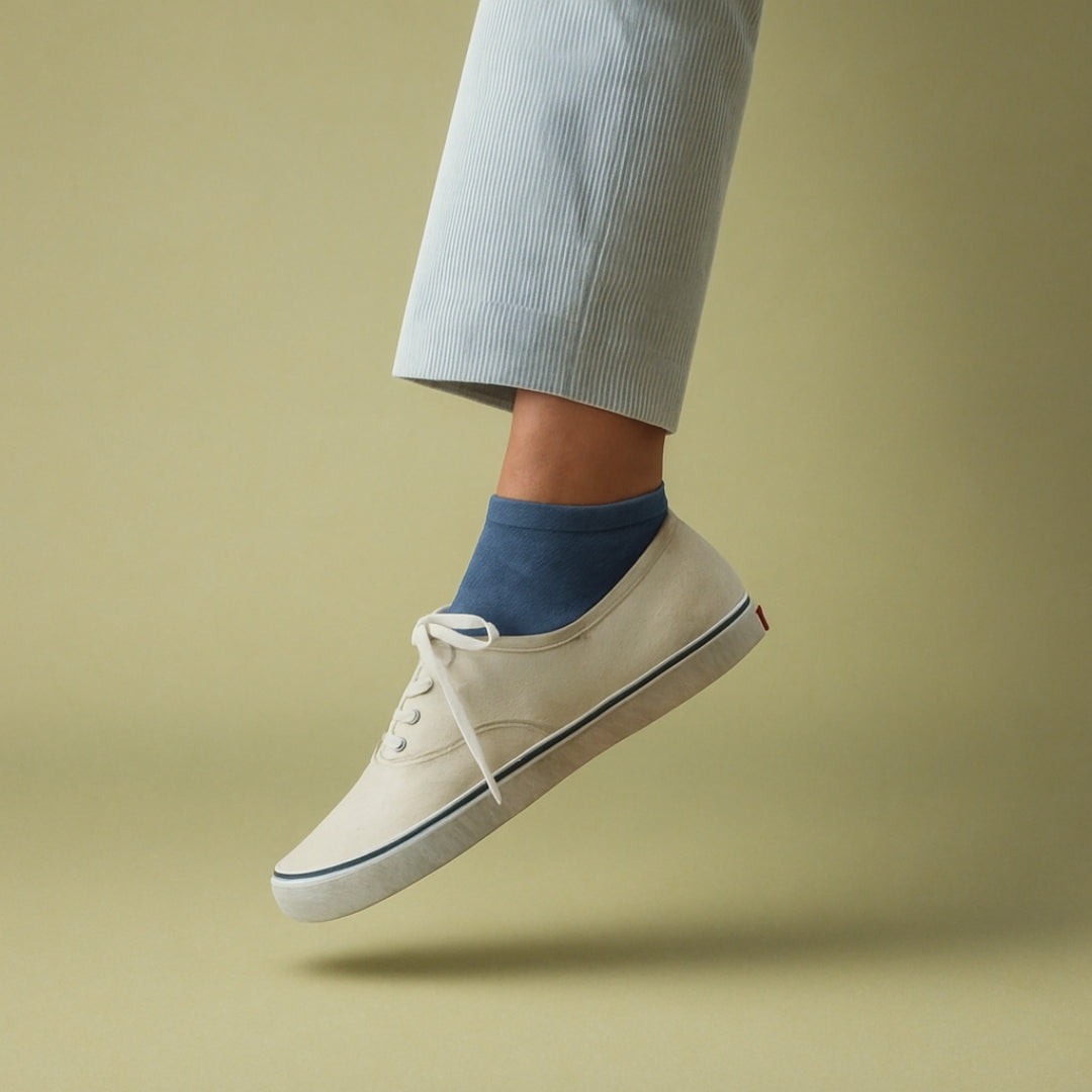 Man wearing loc cut ankle blue socks of Klue brand