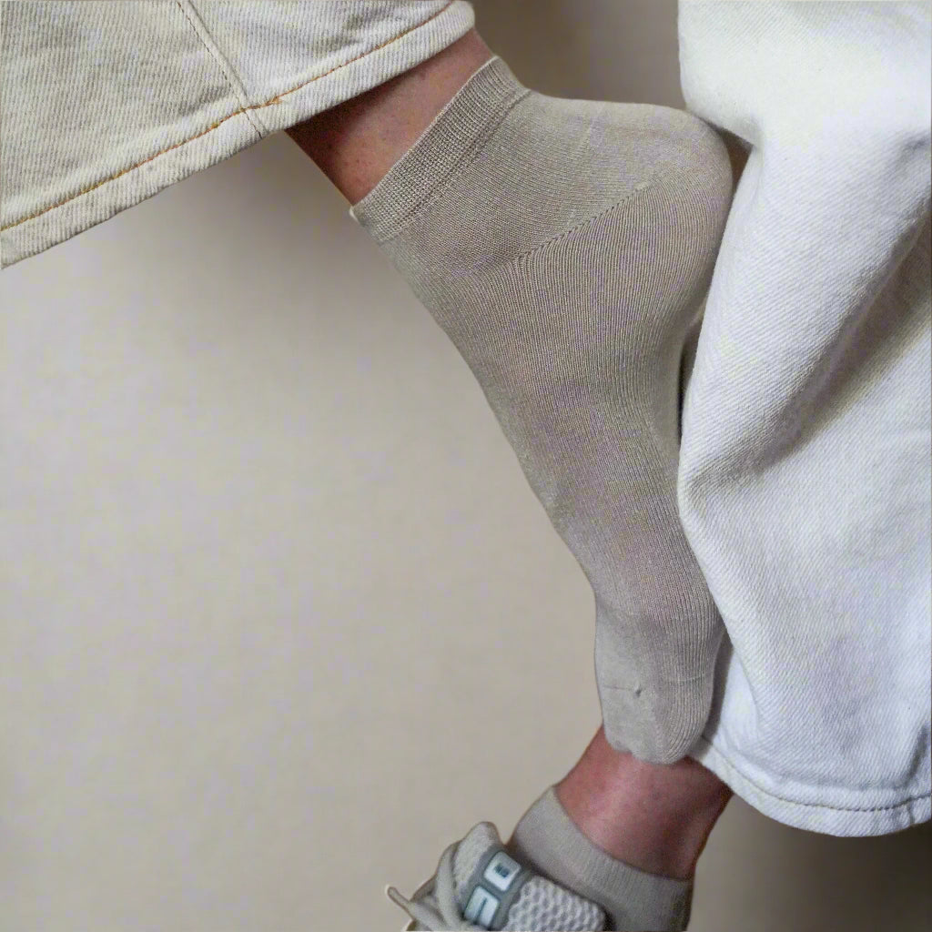 Light beige sustainable ankle socks made from lyocell, worn with vintage New Balance sneakers and white jeans – Klue eco fashion look