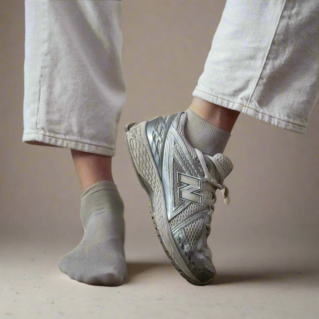 Light beige sustainable ankle socks made from lyocell, worn with vintage New Balance sneakers and white jeans – Klue eco fashion look