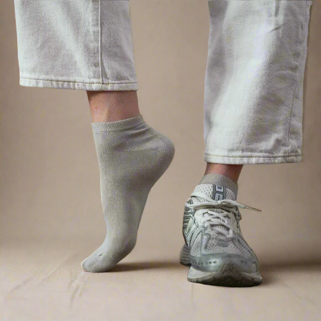 Light beige sustainable ankle socks made from lyocell, worn with vintage New Balance sneakers and white jeans – Klue eco fashion look