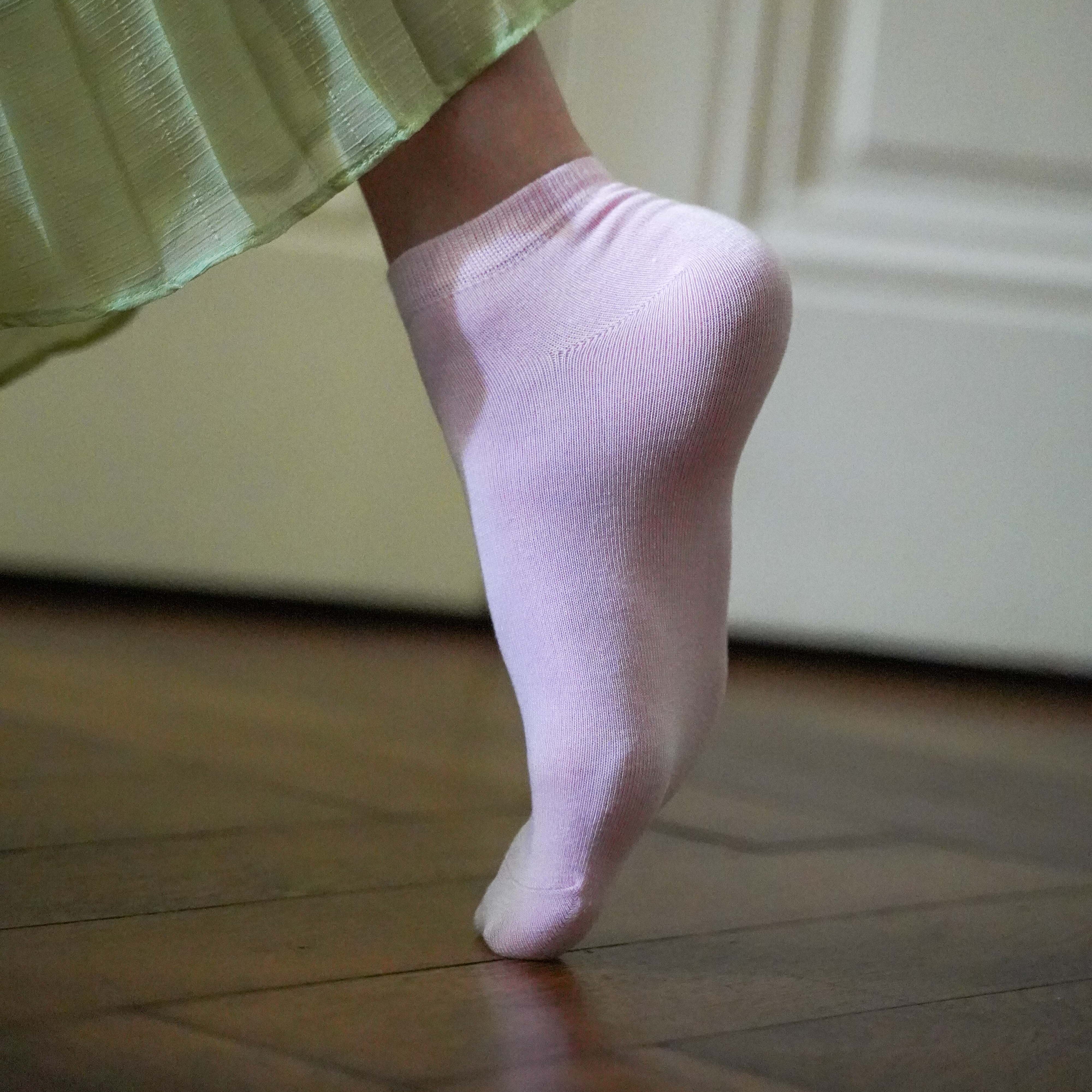 pink lyocell ankle socks worn with white sneakers and off-white pants – Klue sustainable fashion detail photo.